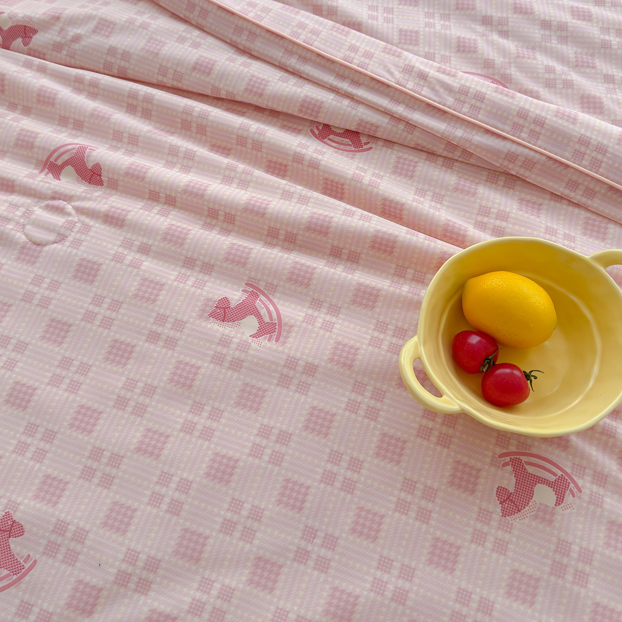 91家纺网 家纺一手货源 找家纺 弗苓家纺 2026新款麻绳款锦氨凉感丝夏被夏凉被空调被 粉红马