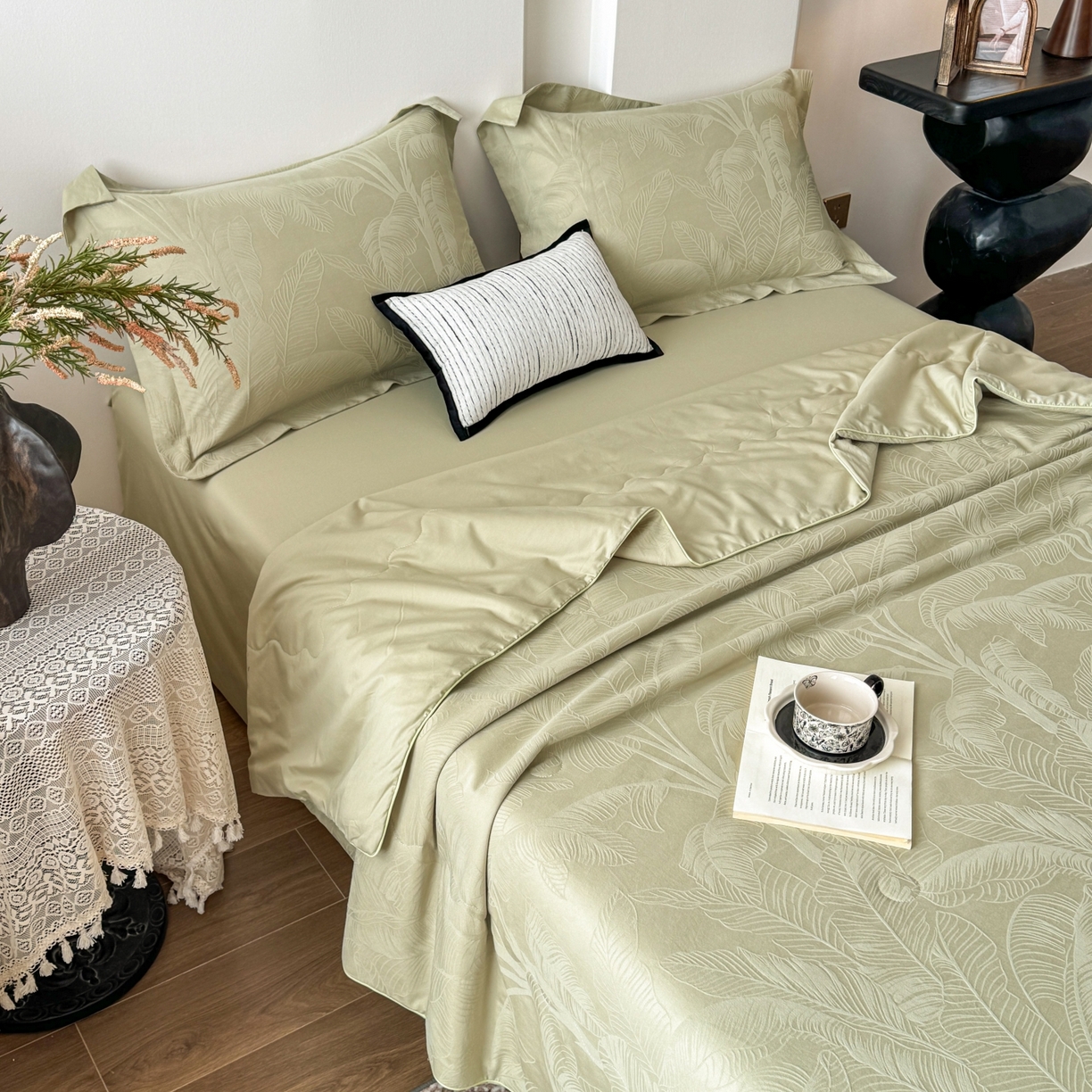 91家纺网 家纺一手货源 找家纺 玉相逢 2026春夏新款全棉60S长绒棉立体厚织提花夏被四件套 焦野-奶绿