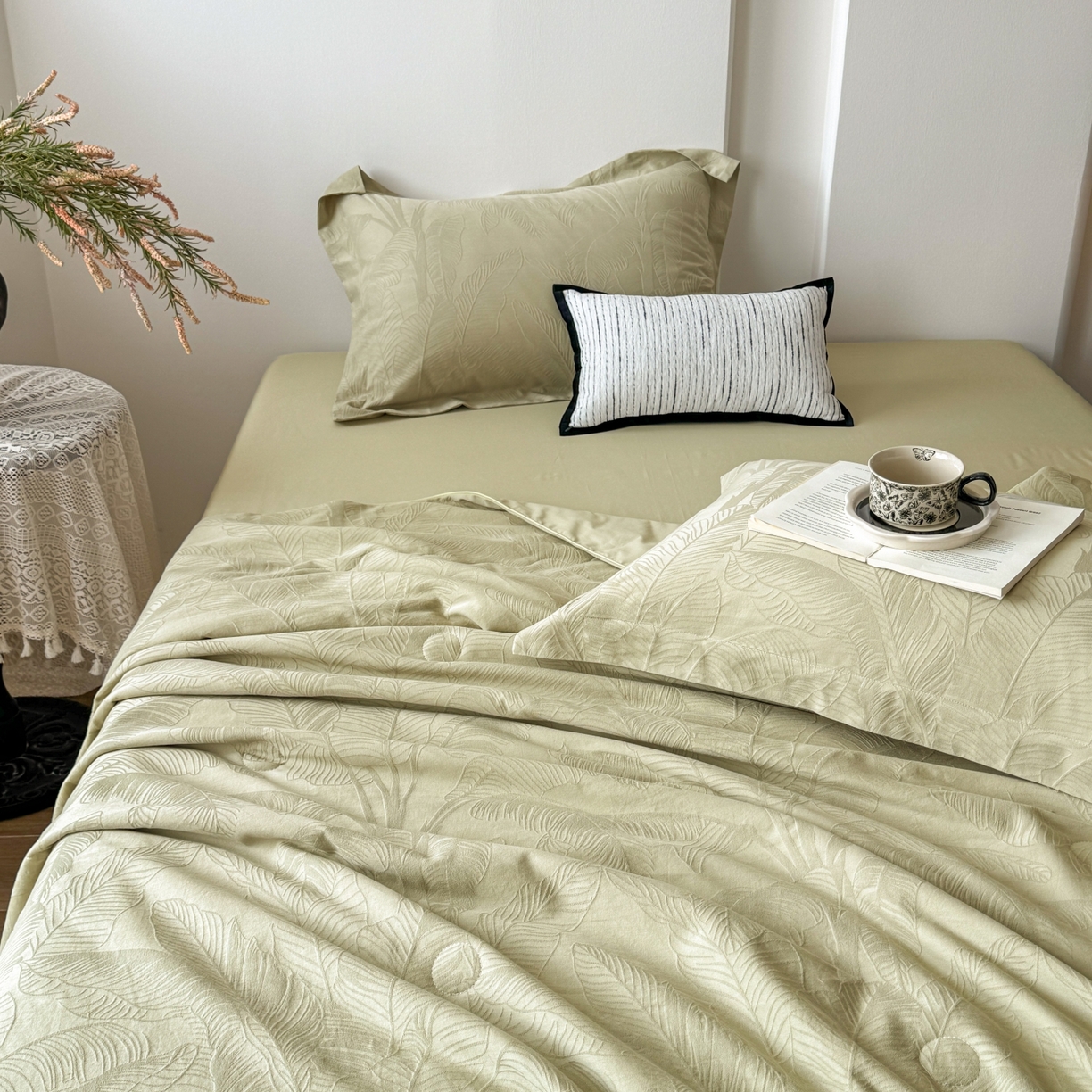 91家纺网 家纺一手货源 找家纺 玉相逢 2026春夏新款全棉60S长绒棉立体厚织提花夏被四件套 焦野-奶绿