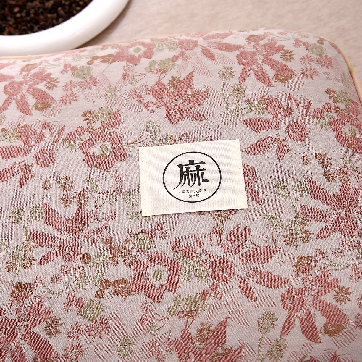 91家纺网 家纺一手货源 找家纺 梦叶草 2026新款棉麻荞麦提花护颈枕 橘红叶子