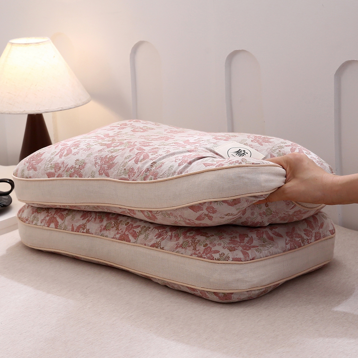 91家纺网 家纺一手货源 找家纺 梦叶草 2026新款棉麻荞麦提花护颈枕 橘红叶子