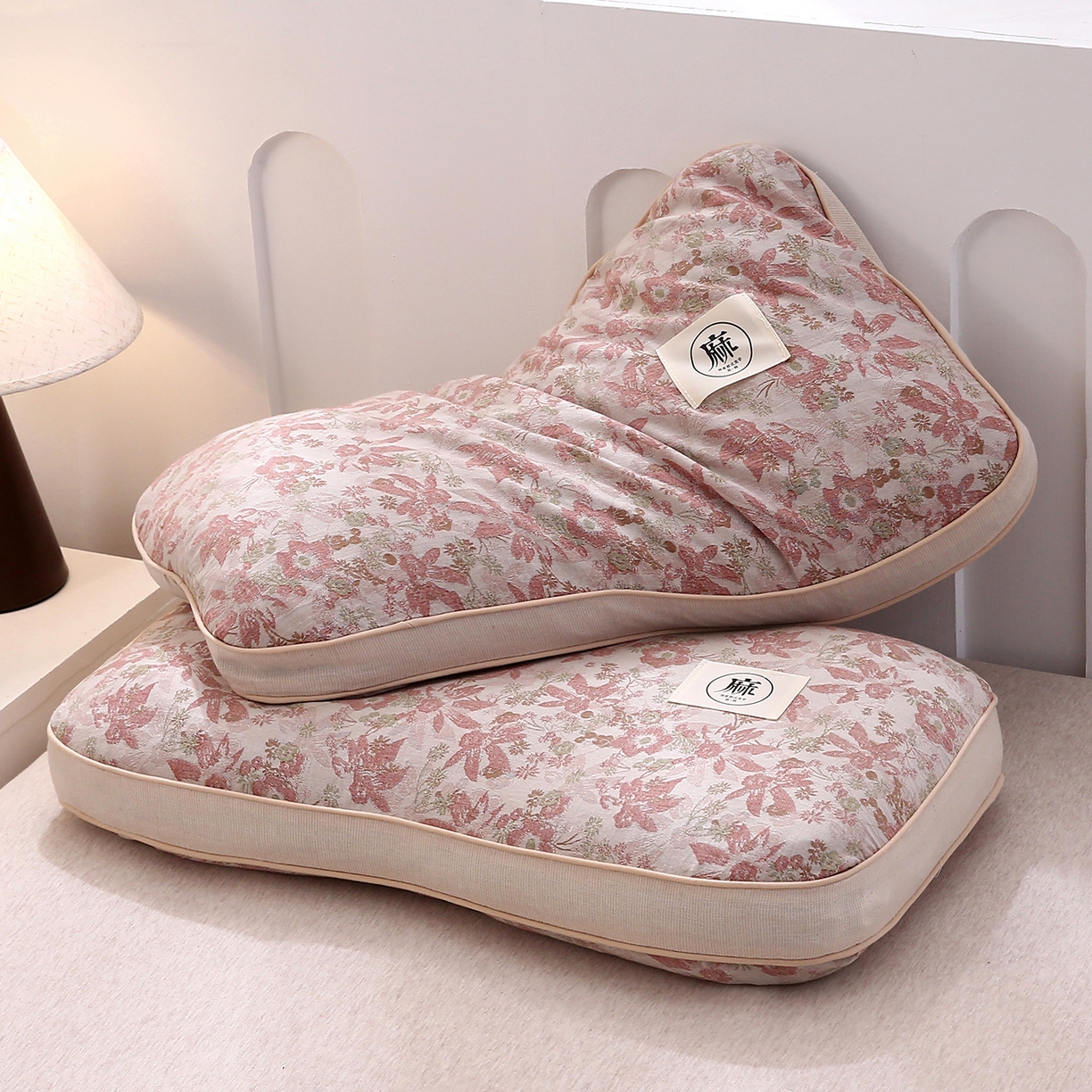 91家纺网 家纺一手货源 找家纺 梦叶草 2026新款棉麻荞麦提花护颈枕 橘红叶子