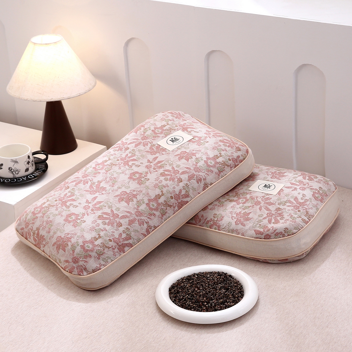 91家纺网 家纺一手货源 找家纺 梦叶草 2026新款棉麻荞麦提花护颈枕 橘红叶子