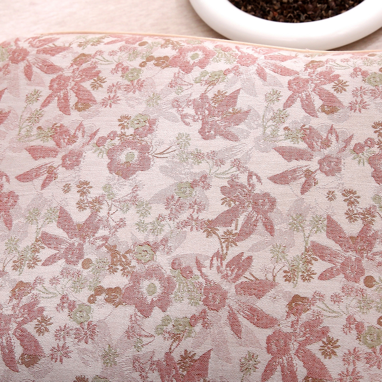 91家纺网 家纺一手货源 找家纺 梦叶草 2026新款棉麻荞麦提花护颈枕 橘红叶子