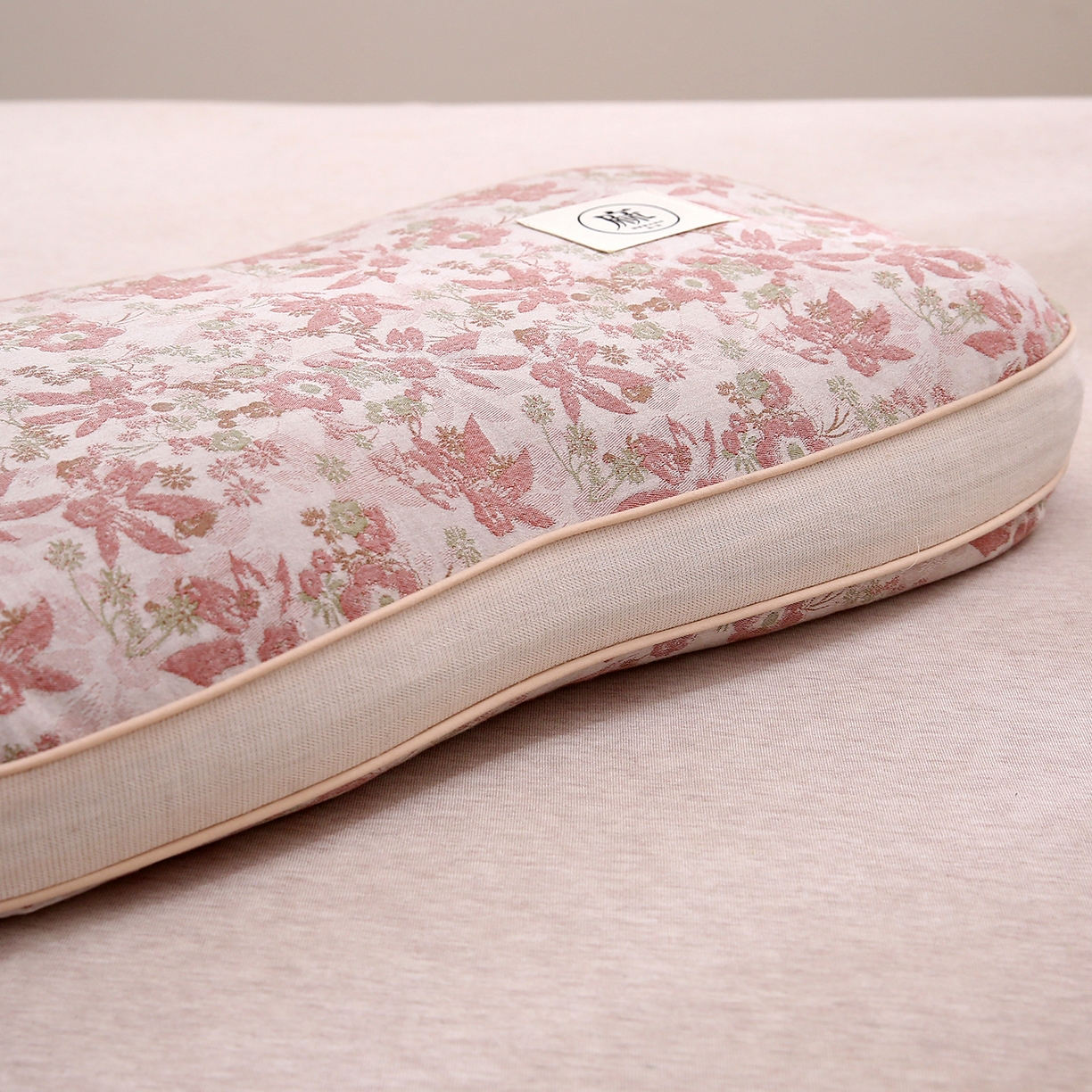 91家纺网 家纺一手货源 找家纺 梦叶草 2026新款棉麻荞麦提花护颈枕 橘红叶子