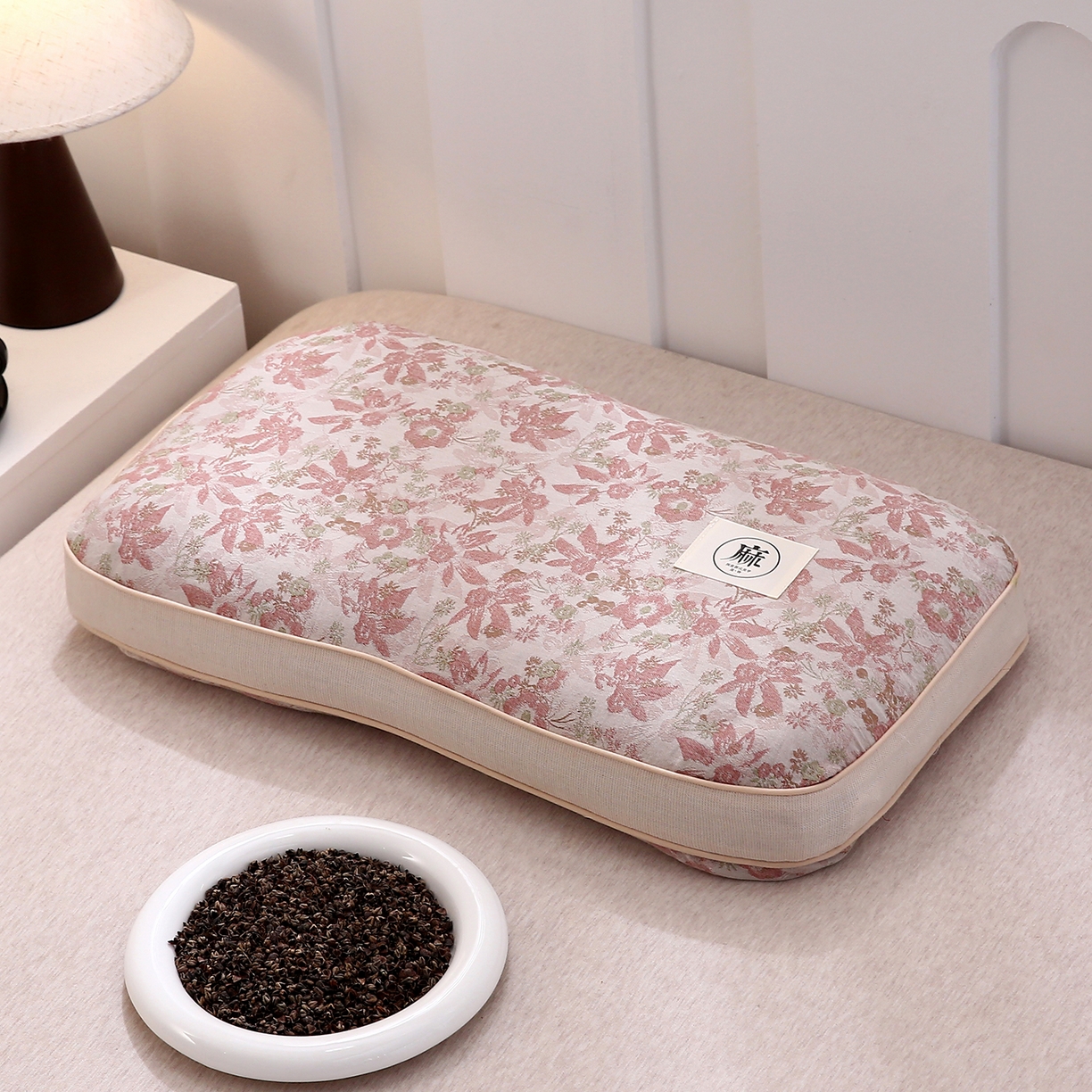 91家纺网 家纺一手货源 找家纺 梦叶草 2026新款棉麻荞麦提花护颈枕 橘红叶子