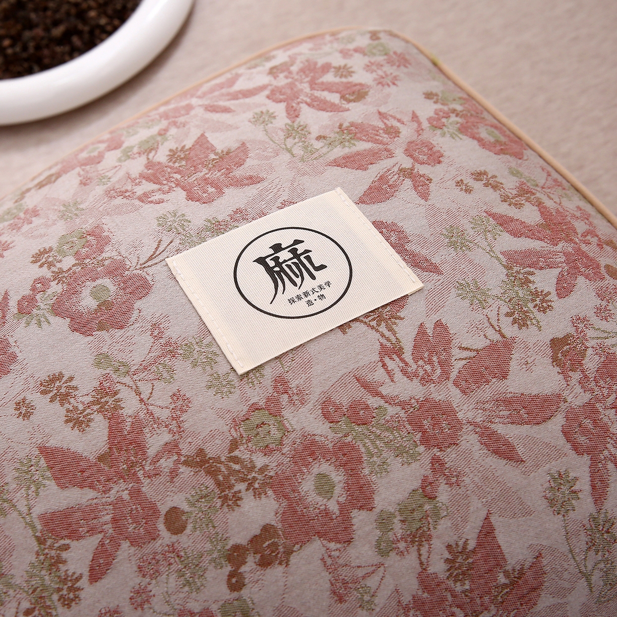 91家纺网 家纺一手货源 找家纺 梦叶草 2026新款棉麻荞麦提花护颈枕 橘红叶子