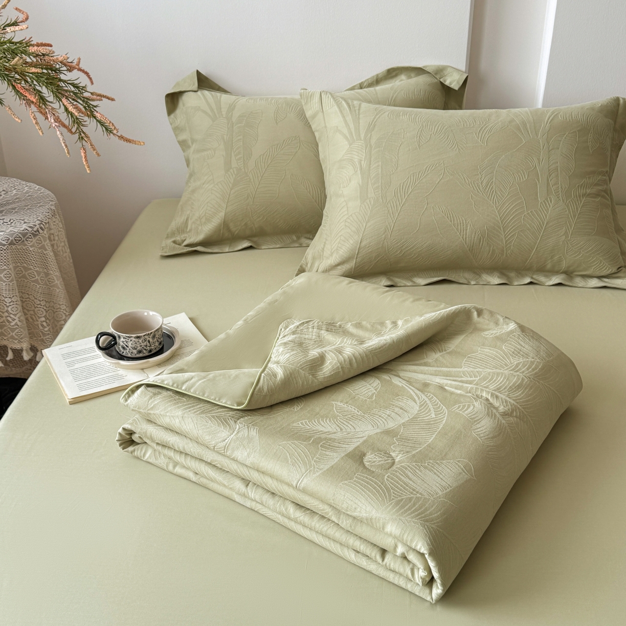 91家纺网 家纺一手货源 找家纺 玉相逢 2026春夏新款全棉60S长绒棉立体厚织提花夏被四件套 焦野-奶绿