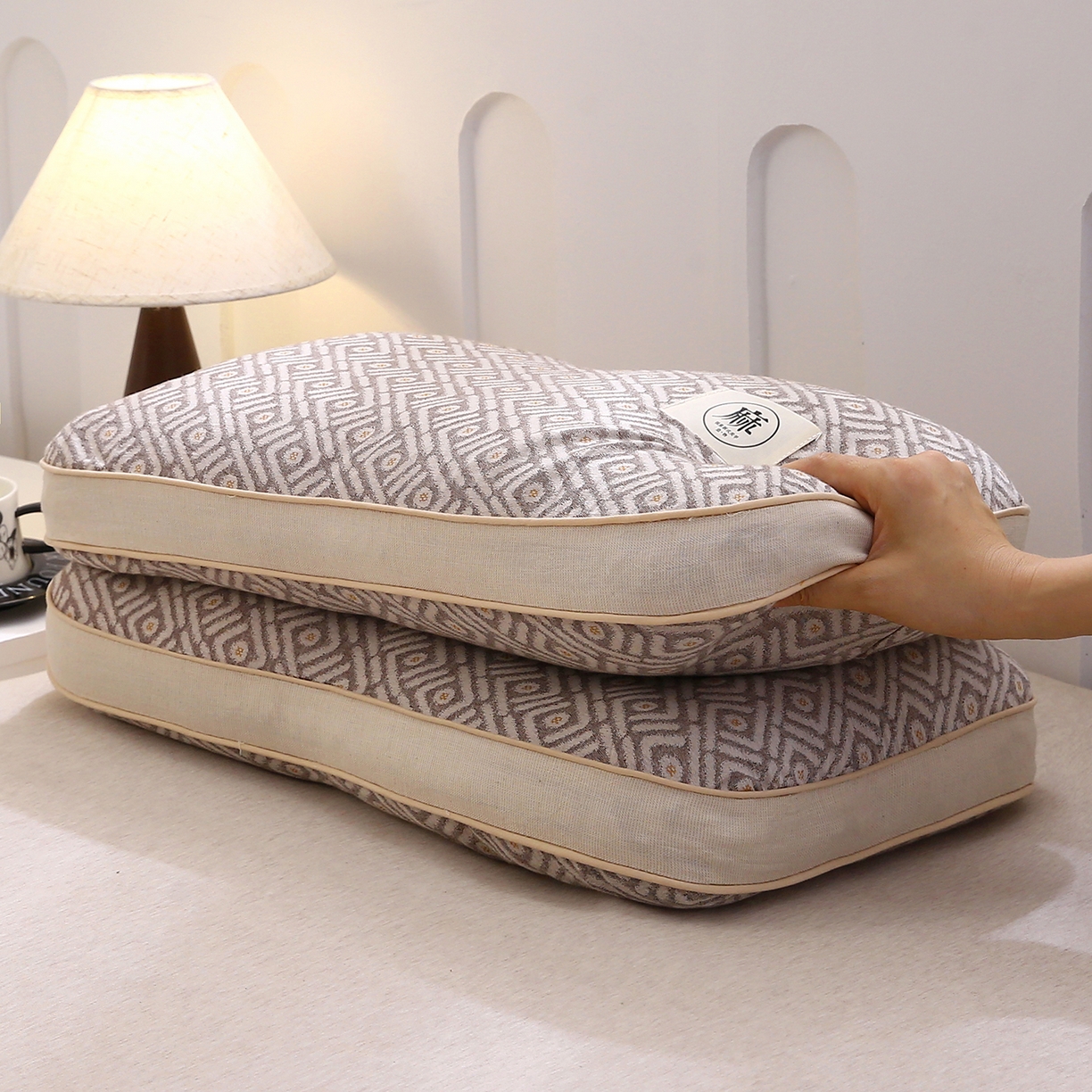 91家纺网 家纺一手货源 找家纺 梦叶草 2026新款棉麻荞麦提花护颈枕 咖色菱形