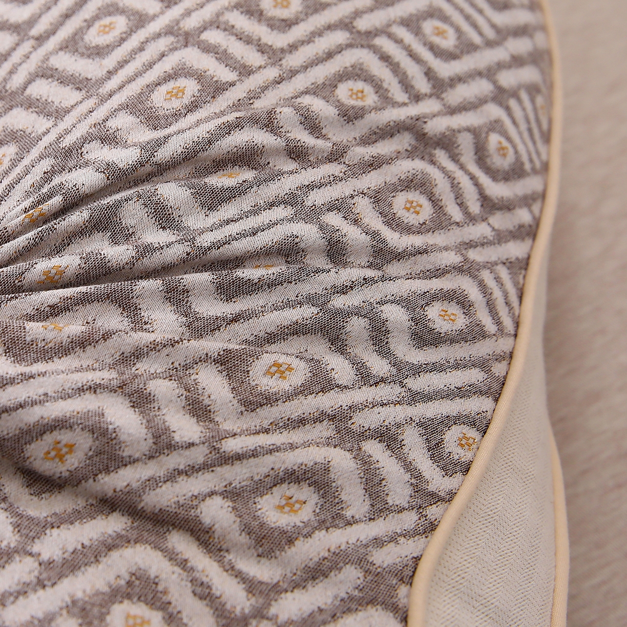 91家纺网 家纺一手货源 找家纺 梦叶草 2026新款棉麻荞麦提花护颈枕 咖色菱形