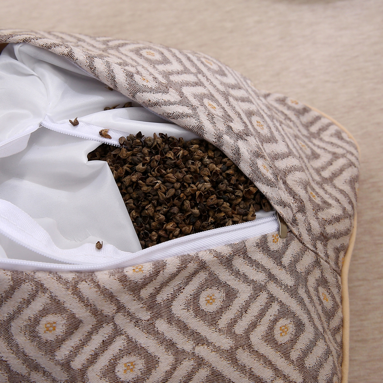 91家纺网 家纺一手货源 找家纺 梦叶草 2026新款棉麻荞麦提花护颈枕 咖色菱形