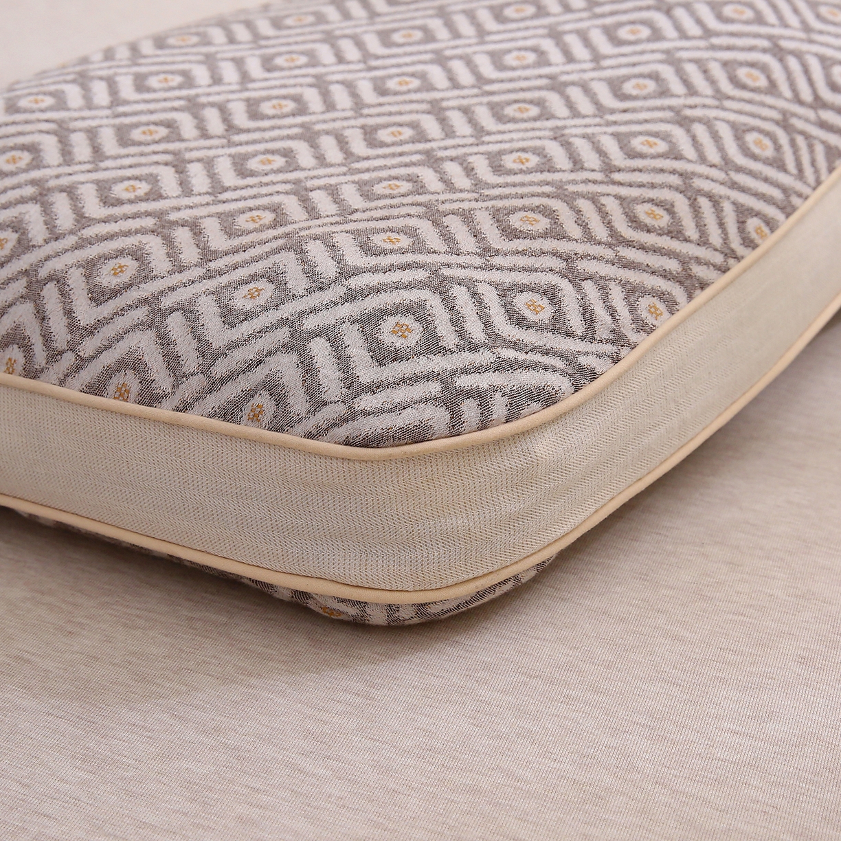 91家纺网 家纺一手货源 找家纺 梦叶草 2026新款棉麻荞麦提花护颈枕 咖色菱形