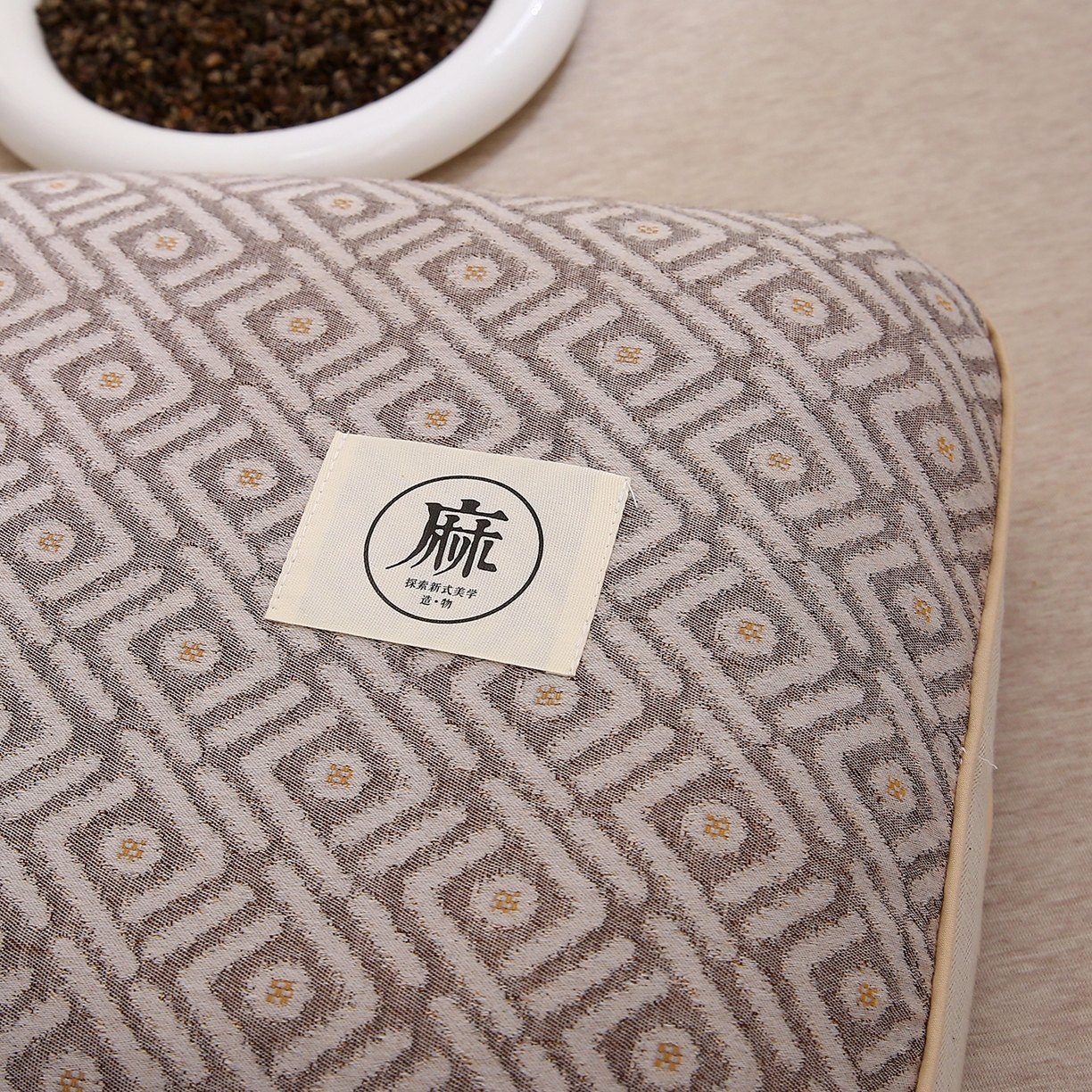 91家纺网 家纺一手货源 找家纺 梦叶草 2026新款棉麻荞麦提花护颈枕 咖色菱形