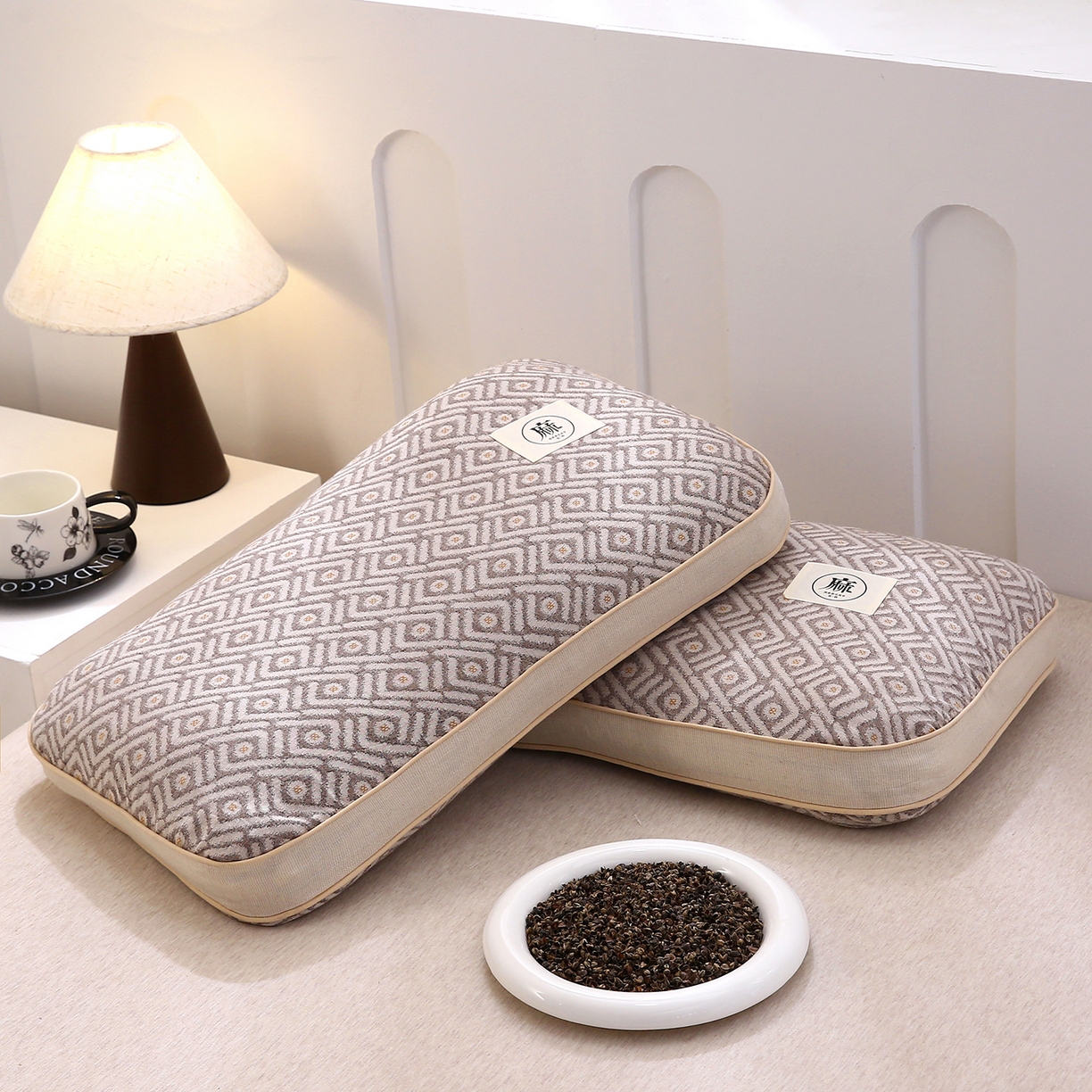 91家纺网 家纺一手货源 找家纺 梦叶草 2026新款棉麻荞麦提花护颈枕 咖色菱形