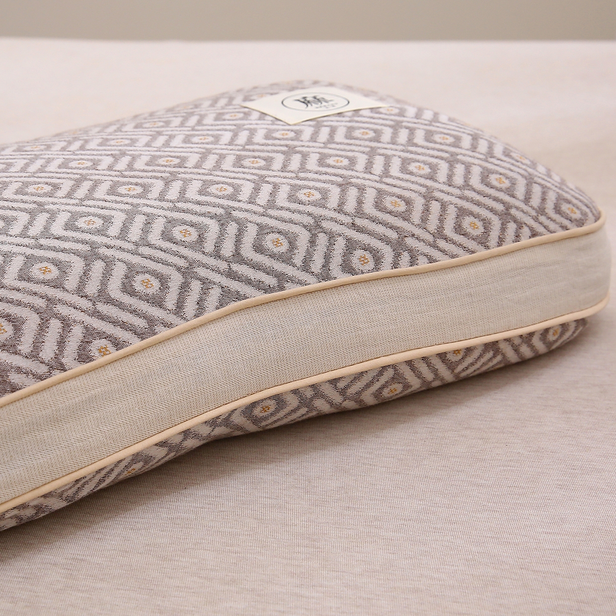 91家纺网 家纺一手货源 找家纺 梦叶草 2026新款棉麻荞麦提花护颈枕 咖色菱形