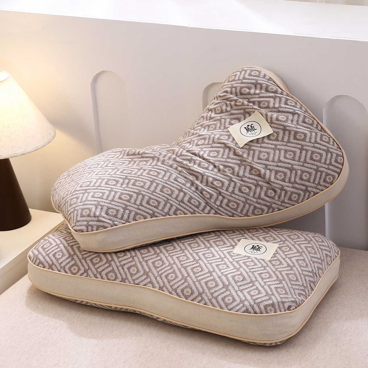 91家纺网 家纺一手货源 找家纺 梦叶草 2026新款棉麻荞麦提花护颈枕 咖色菱形