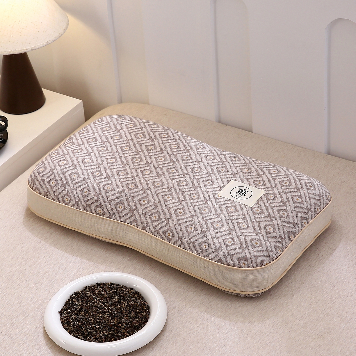 91家纺网 家纺一手货源 找家纺 梦叶草 2026新款棉麻荞麦提花护颈枕 咖色菱形