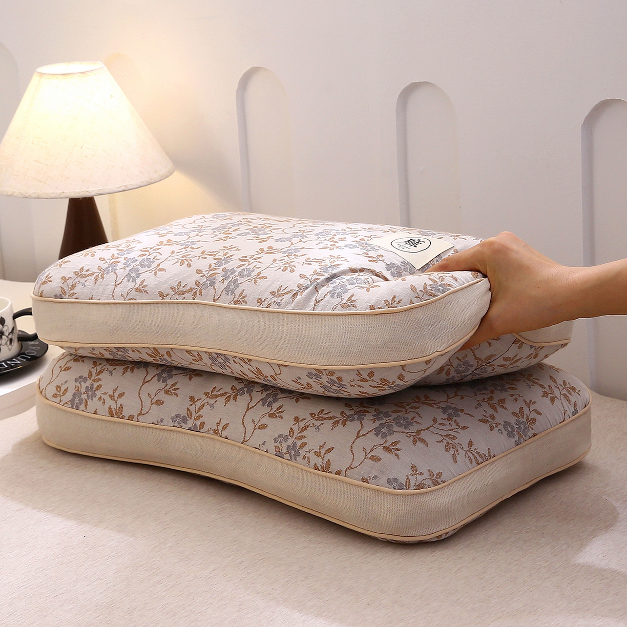 91家纺网 家纺一手货源 找家纺 梦叶草 2026新款棉麻荞麦提花护颈枕 咖色叶子