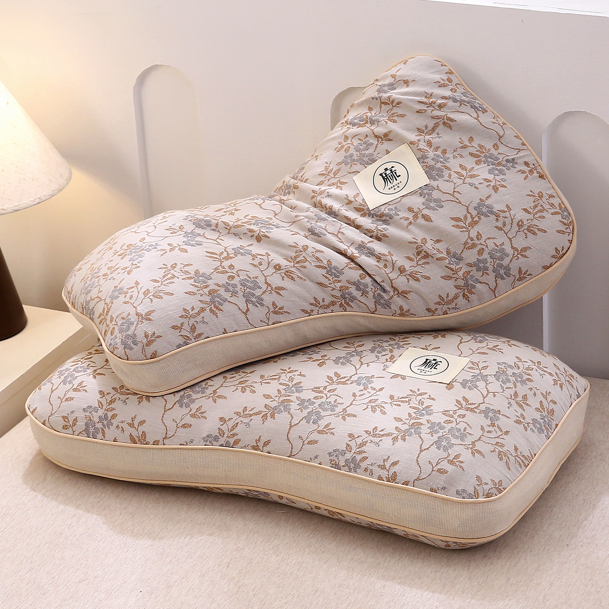 91家纺网 家纺一手货源 找家纺 梦叶草 2026新款棉麻荞麦提花护颈枕 咖色叶子