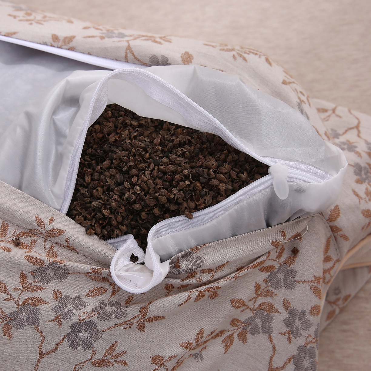 91家纺网 家纺一手货源 找家纺 梦叶草 2026新款棉麻荞麦提花护颈枕 咖色叶子