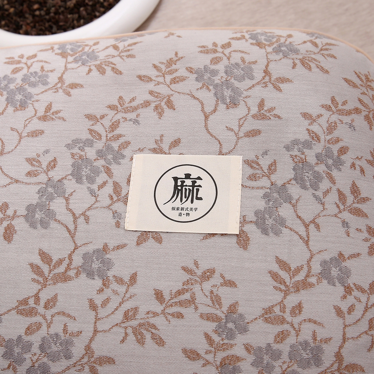 91家纺网 家纺一手货源 找家纺 梦叶草 2026新款棉麻荞麦提花护颈枕 咖色叶子