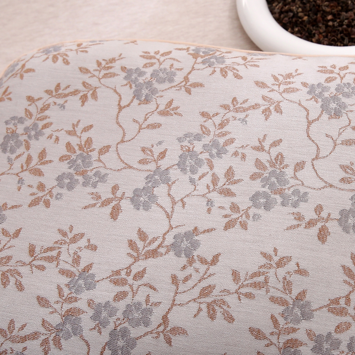 91家纺网 家纺一手货源 找家纺 梦叶草 2026新款棉麻荞麦提花护颈枕 咖色叶子