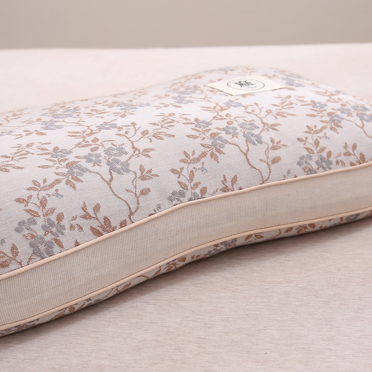 91家纺网 家纺一手货源 找家纺 梦叶草 2026新款棉麻荞麦提花护颈枕 咖色叶子