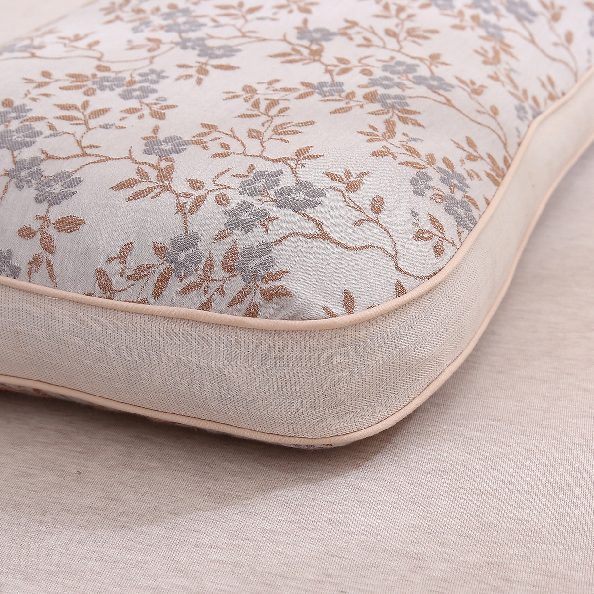 91家纺网 家纺一手货源 找家纺 梦叶草 2026新款棉麻荞麦提花护颈枕 咖色叶子