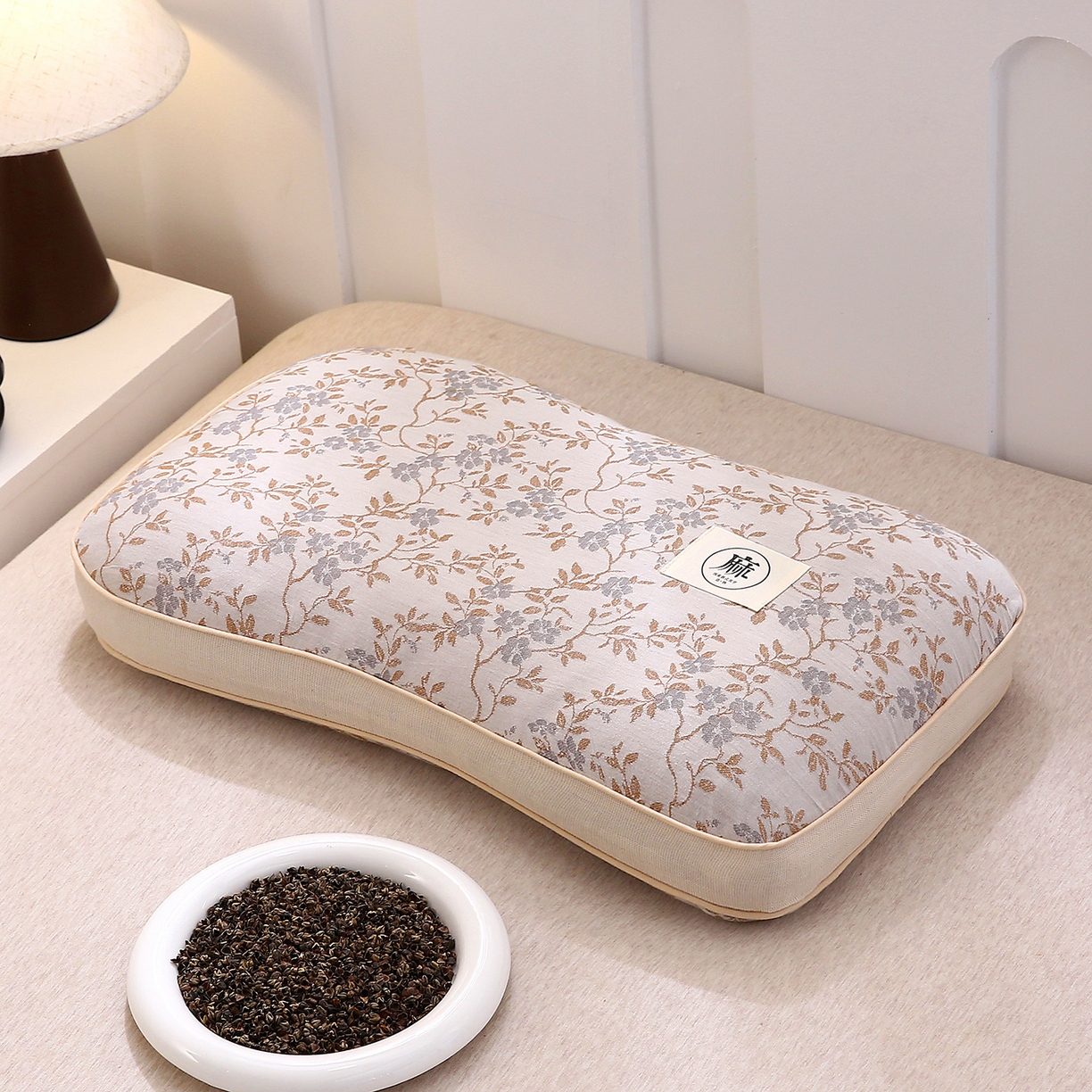 91家纺网 家纺一手货源 找家纺 梦叶草 2026新款棉麻荞麦提花护颈枕 咖色叶子