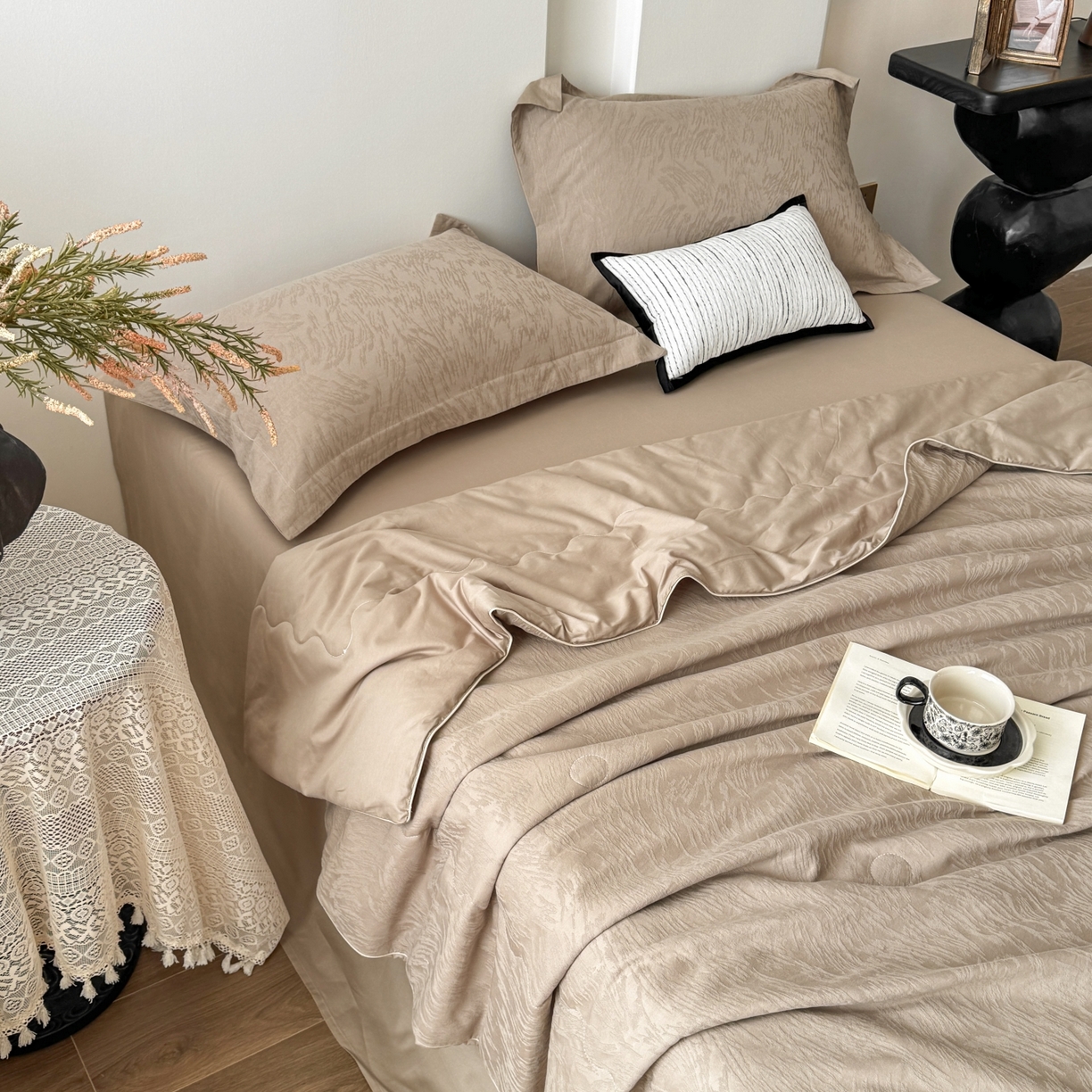 91家纺网 家纺一手货源 找家纺 玉相逢 2026春夏新款全棉60S长绒棉立体厚织提花夏被四件套 克拉拉-金属灰