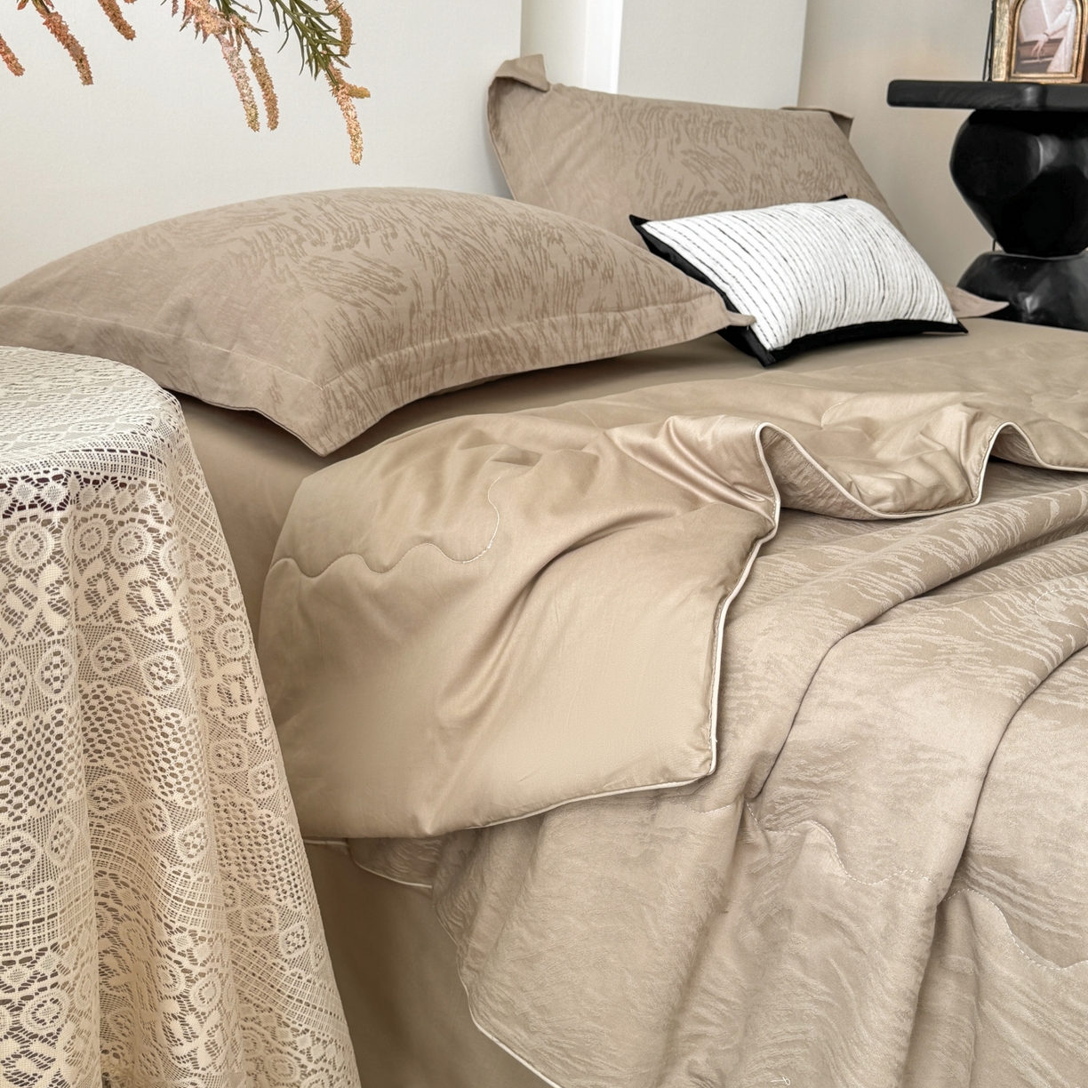 91家纺网 家纺一手货源 找家纺 玉相逢 2026春夏新款全棉60S长绒棉立体厚织提花夏被四件套 克拉拉-金属灰