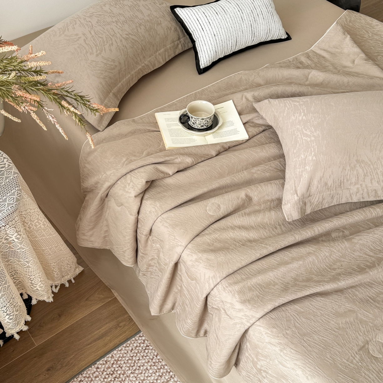 91家纺网 家纺一手货源 找家纺 玉相逢 2026春夏新款全棉60S长绒棉立体厚织提花夏被四件套 克拉拉-金属灰