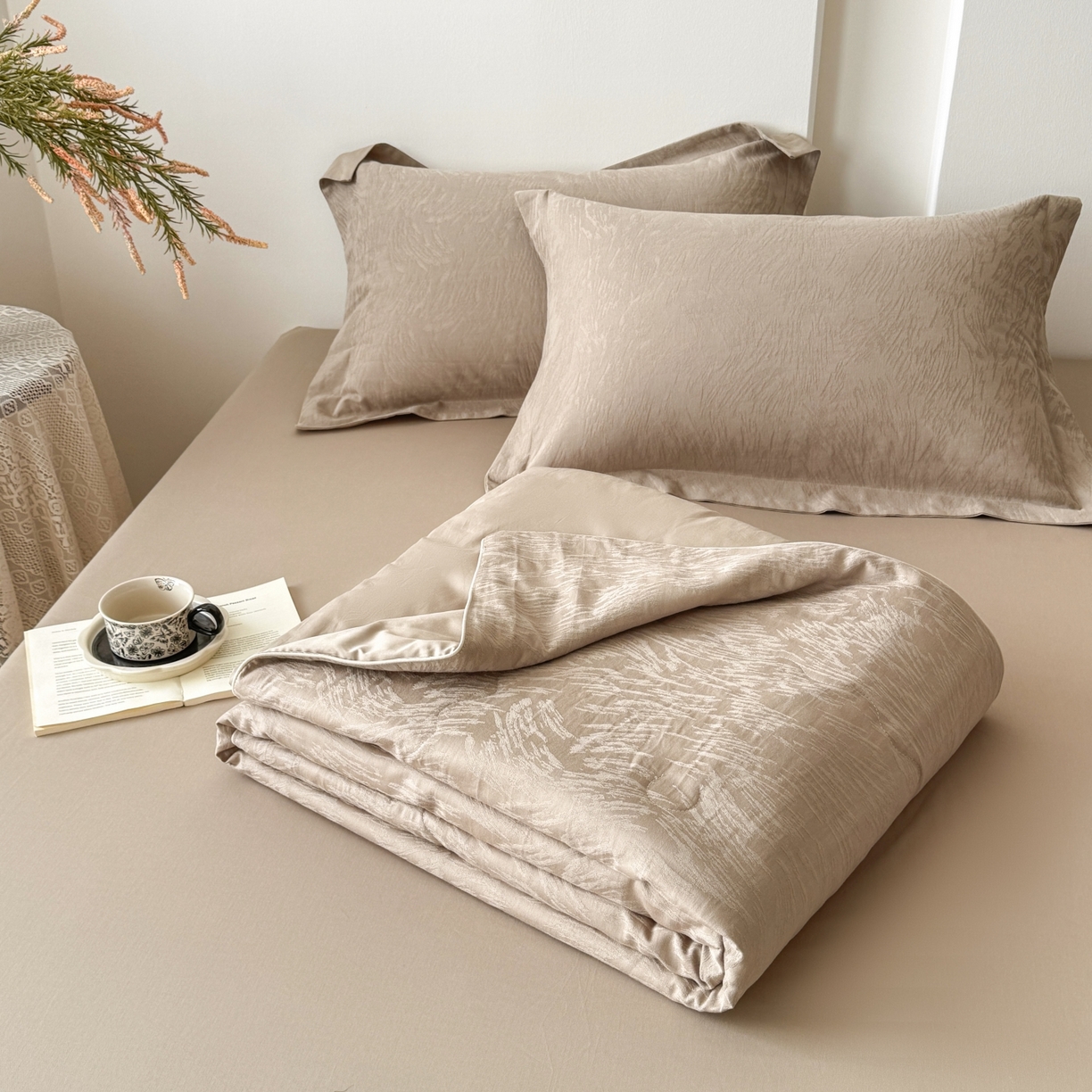 91家纺网 家纺一手货源 找家纺 玉相逢 2026春夏新款全棉60S长绒棉立体厚织提花夏被四件套 克拉拉-金属灰