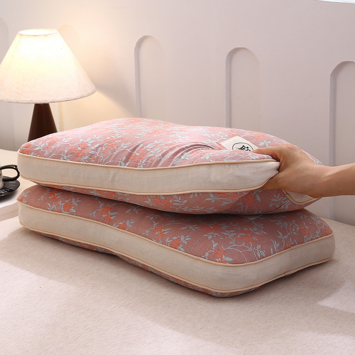 91家纺网 家纺一手货源 找家纺 梦叶草 2026新款棉麻荞麦提花护颈枕 玫红叶子