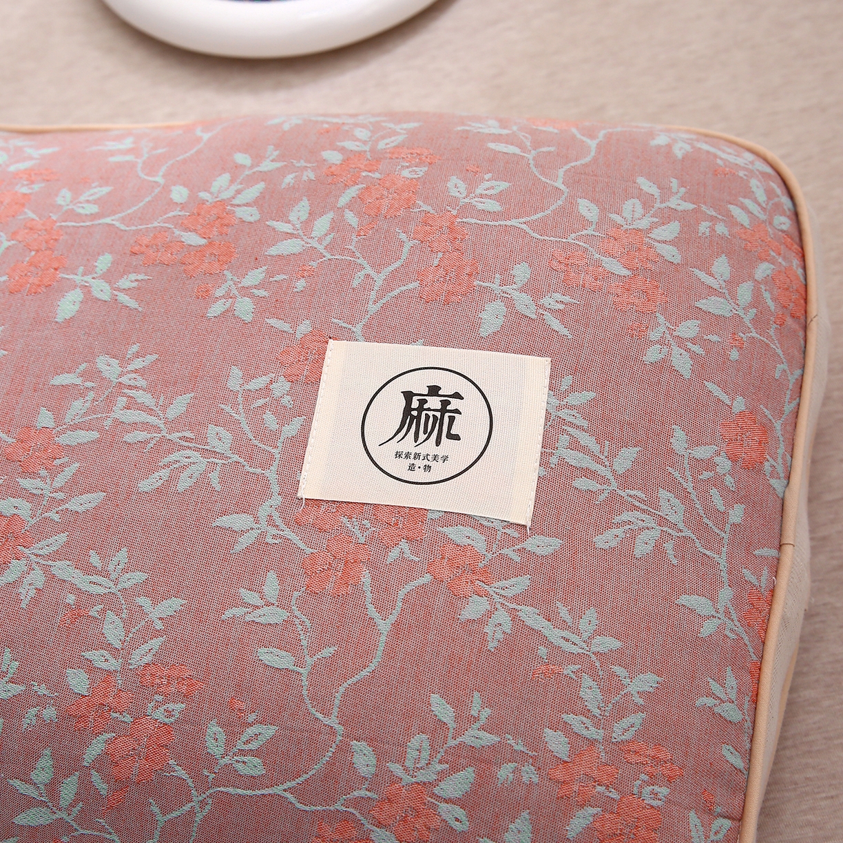 91家纺网 家纺一手货源 找家纺 梦叶草 2026新款棉麻荞麦提花护颈枕 玫红叶子