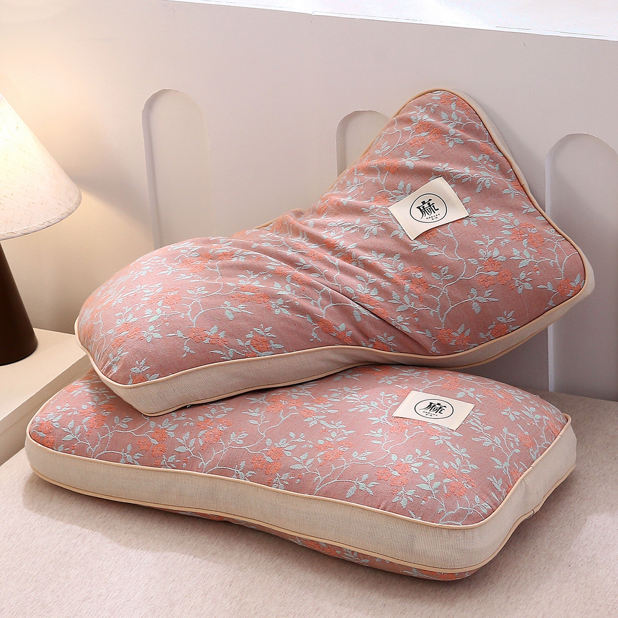 91家纺网 家纺一手货源 找家纺 梦叶草 2026新款棉麻荞麦提花护颈枕 玫红叶子