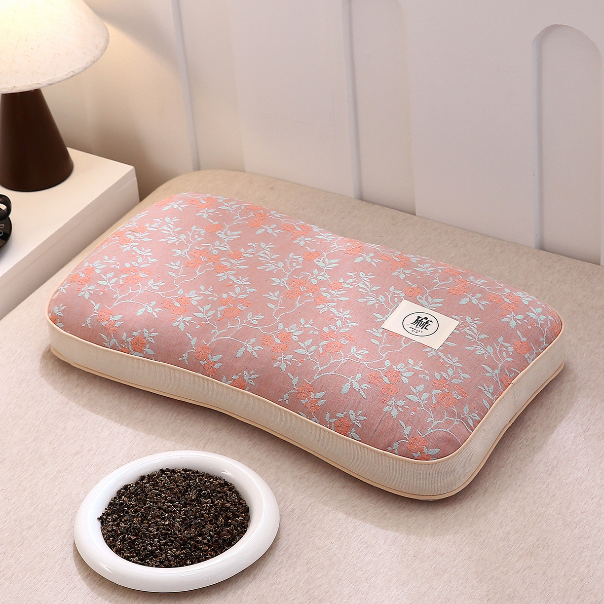 91家纺网 家纺一手货源 找家纺 梦叶草 2026新款棉麻荞麦提花护颈枕 玫红叶子