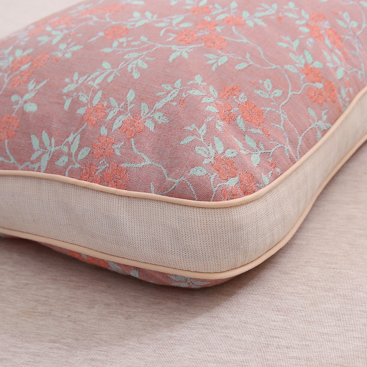 91家纺网 家纺一手货源 找家纺 梦叶草 2026新款棉麻荞麦提花护颈枕 玫红叶子