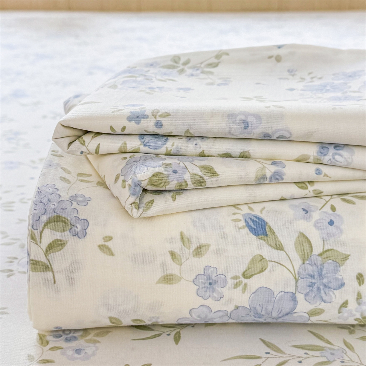 91家纺网 家纺一手货源 找家纺 晨晨家纺 2026春夏新款小清新全棉纯棉印花床单三件套 汀兰点素