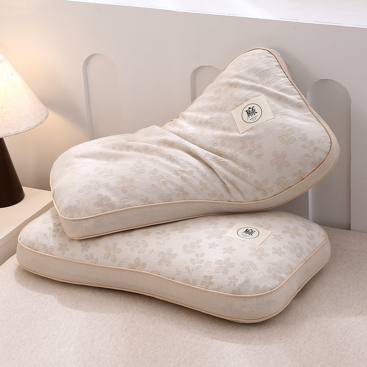 91家纺网 家纺一手货源 找家纺 梦叶草 2026新款棉麻荞麦提花护颈枕 米黄叶子