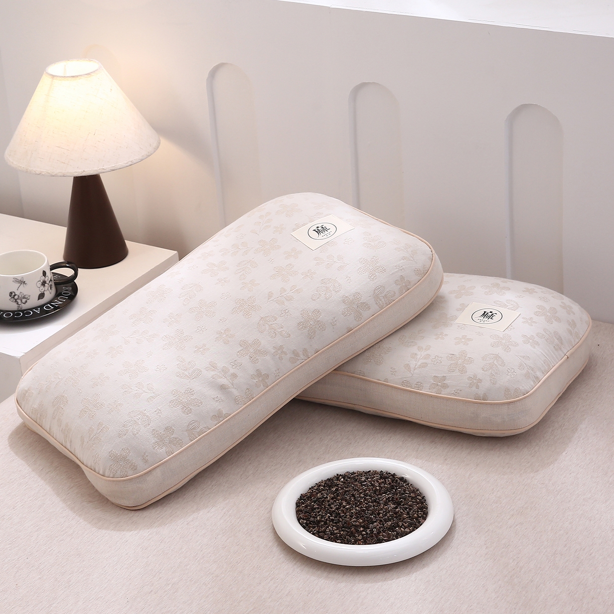 91家纺网 家纺一手货源 找家纺 梦叶草 2026新款棉麻荞麦提花护颈枕 米黄叶子