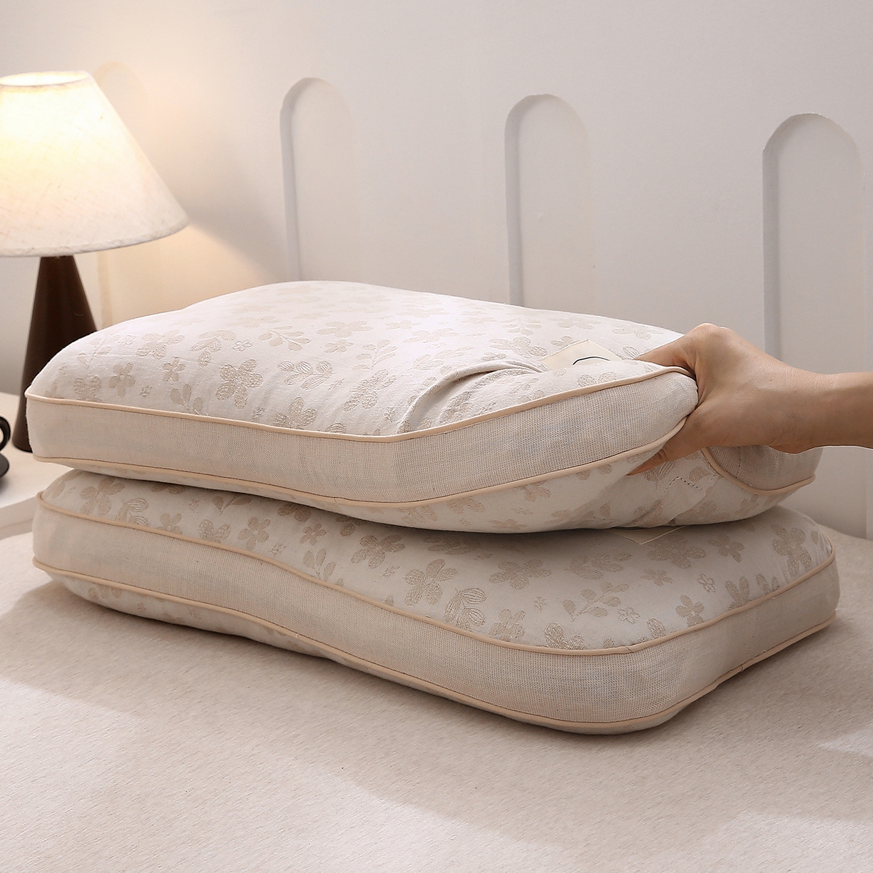 91家纺网 家纺一手货源 找家纺 梦叶草 2026新款棉麻荞麦提花护颈枕 米黄叶子