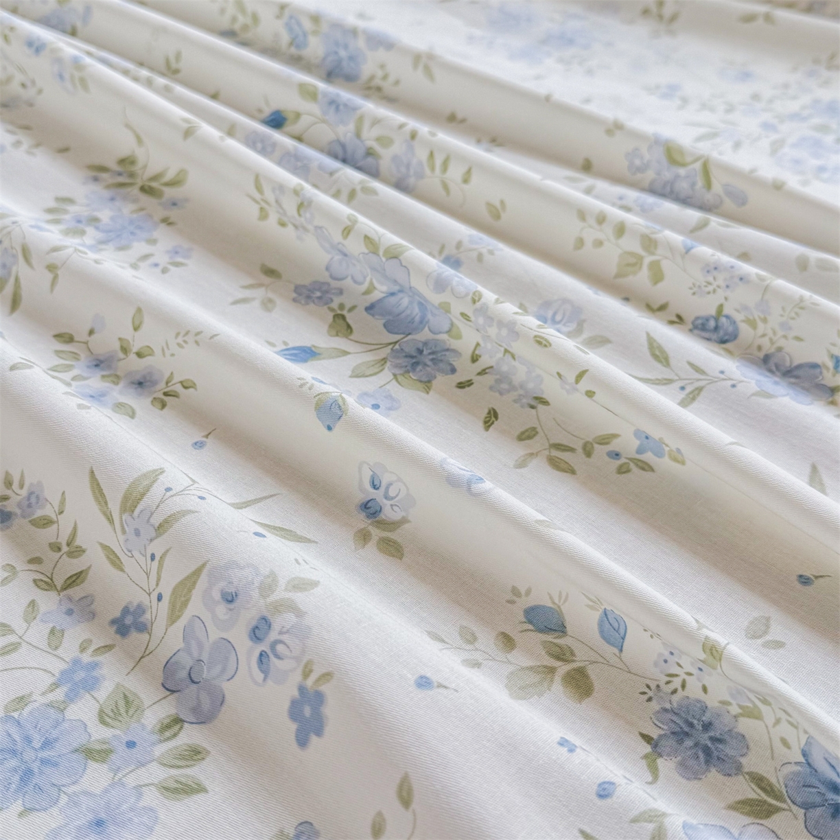 91家纺网 家纺一手货源 找家纺 晨晨家纺 2026春夏新款小清新全棉纯棉印花床单三件套 汀兰点素