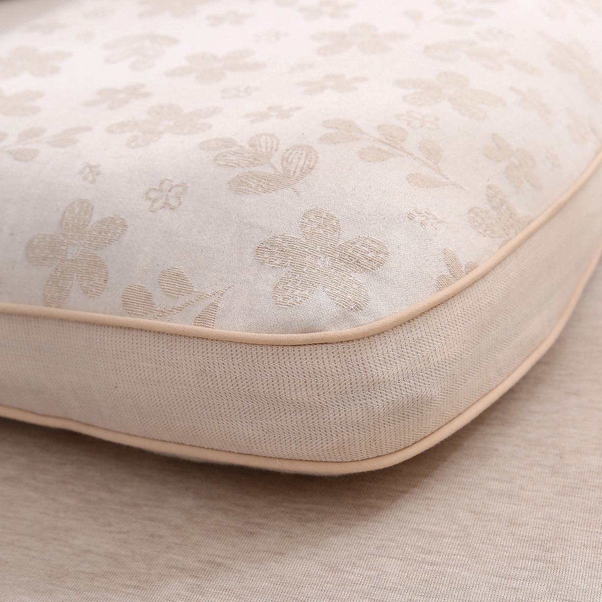 91家纺网 家纺一手货源 找家纺 梦叶草 2026新款棉麻荞麦提花护颈枕 米黄叶子