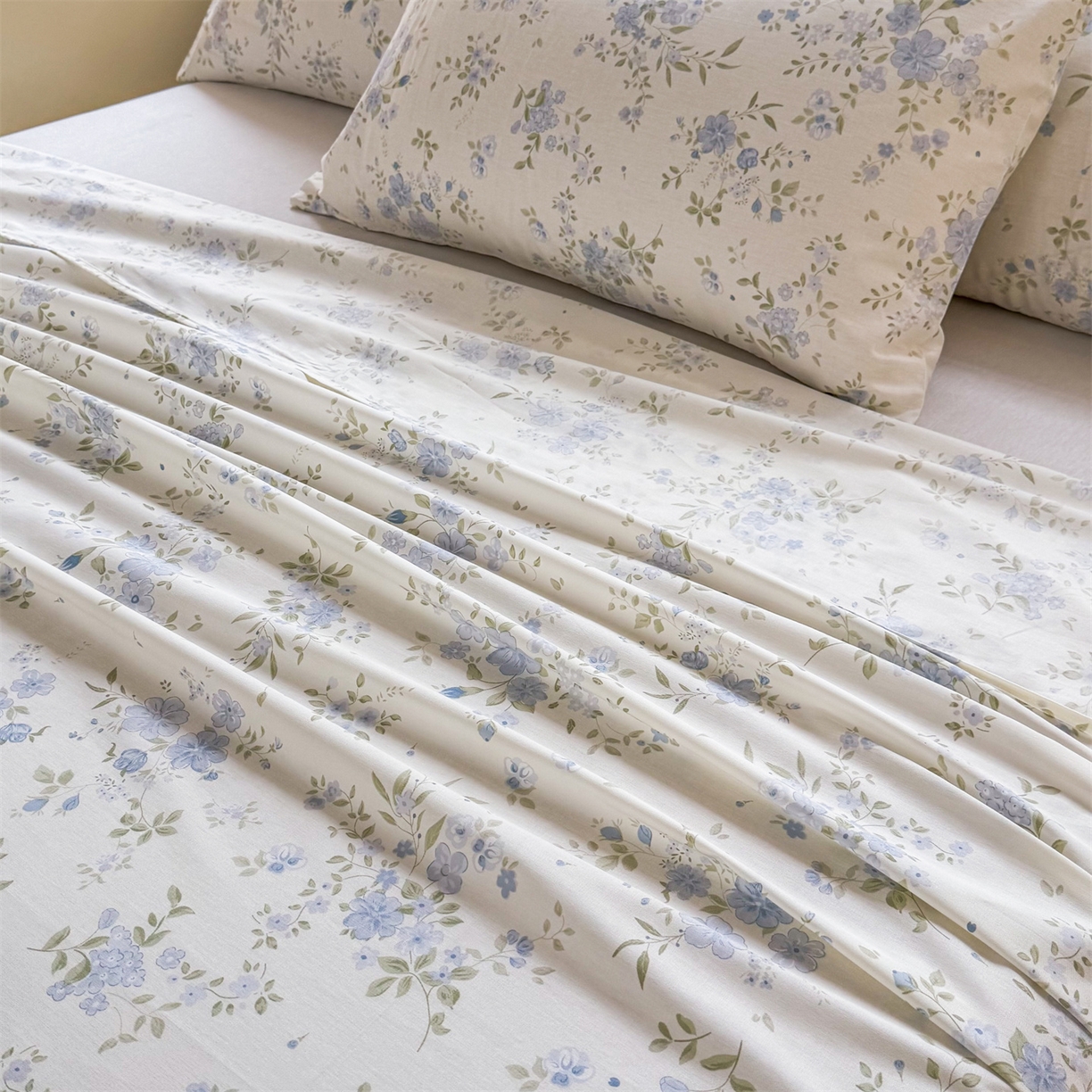 91家纺网 家纺一手货源 找家纺 晨晨家纺 2026春夏新款小清新全棉纯棉印花床单三件套 汀兰点素