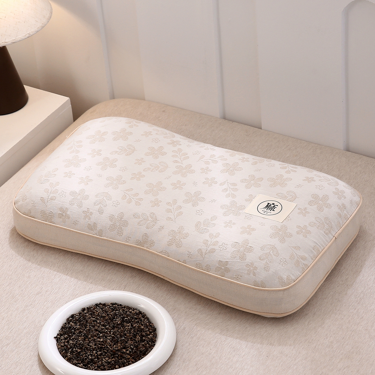 91家纺网 家纺一手货源 找家纺 梦叶草 2026新款棉麻荞麦提花护颈枕 米黄叶子