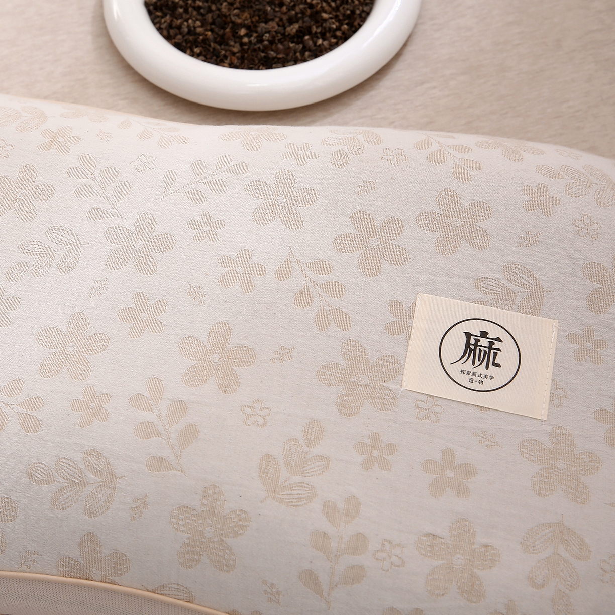 91家纺网 家纺一手货源 找家纺 梦叶草 2026新款棉麻荞麦提花护颈枕 米黄叶子