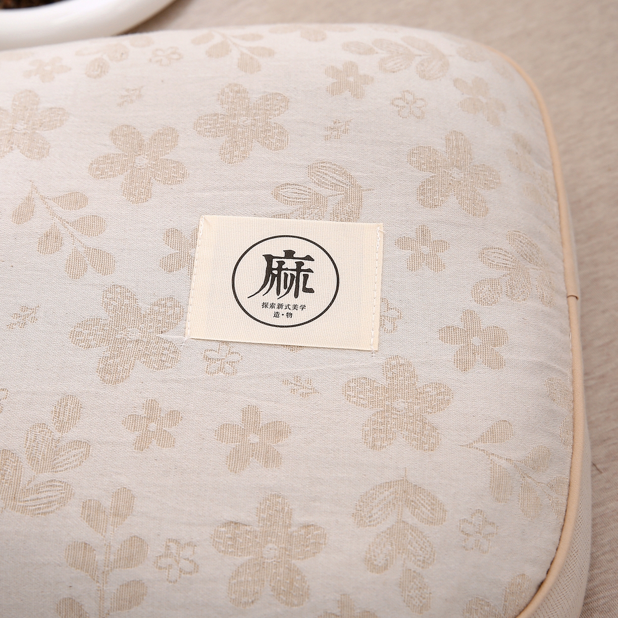 91家纺网 家纺一手货源 找家纺 梦叶草 2026新款棉麻荞麦提花护颈枕 米黄叶子