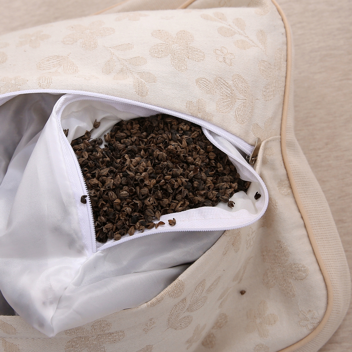 91家纺网 家纺一手货源 找家纺 梦叶草 2026新款棉麻荞麦提花护颈枕 米黄叶子