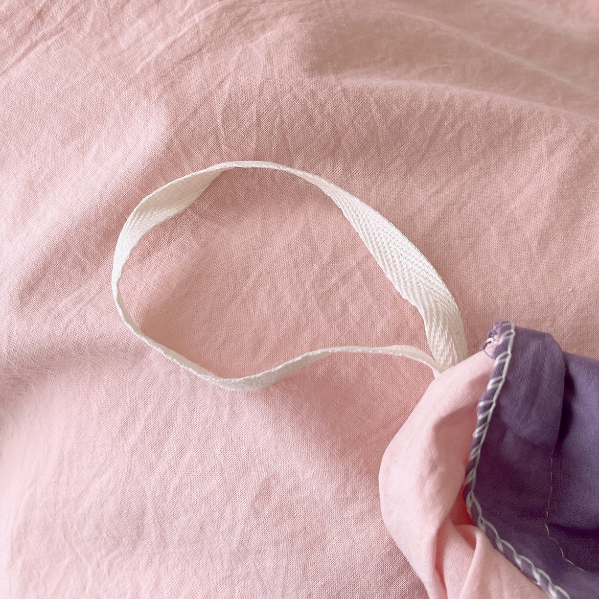 91家纺网 家纺一手货源 找家纺 春皖家纺 2026春夏新款双拼全棉纯棉水洗棉四件套 樱花粉-水晶紫